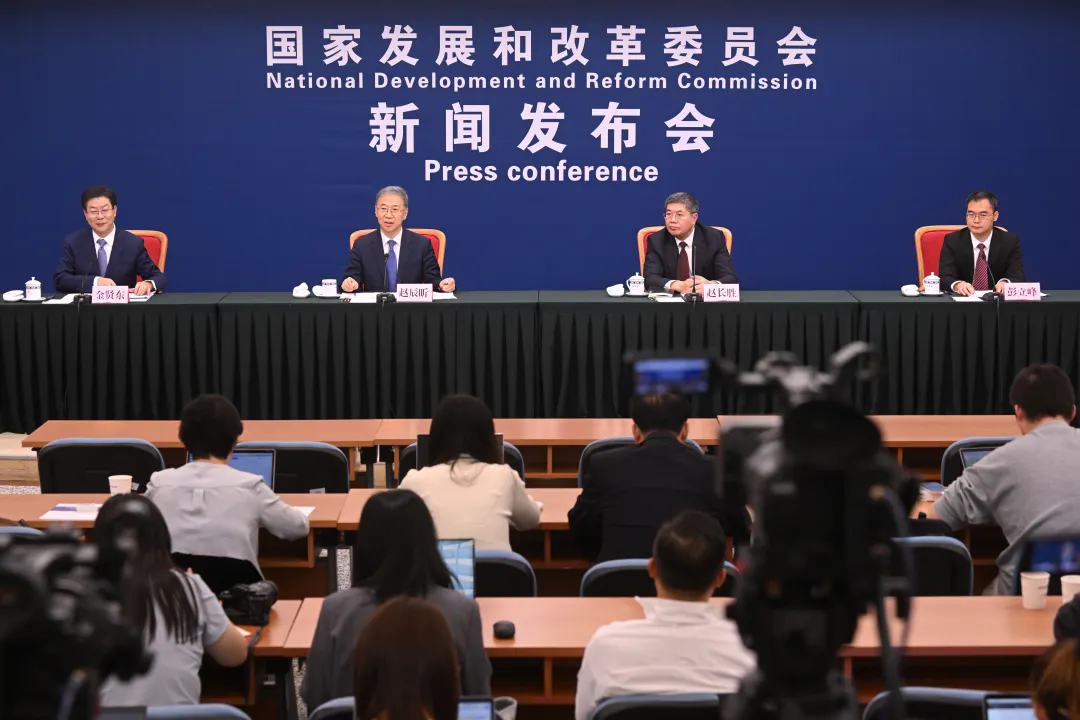国家发改委公布数据：8月充电桩产量同比增长97%